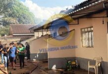 Assista: moradores perdem tudo após incêndio destruir três quitinetes em Vilhena