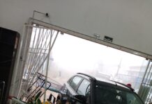 Carro invade supermercado após condutora confundir pedais em Vilhena