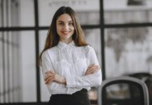 Como montar looks elegantes para o trabalho com praticidade