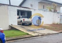 Ex-servidor do TJ-RO invade casa da mãe com carro, derruba portão e acaba preso em flagrante em Vilhena