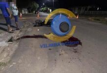 Motociclista morre e esposa fica gravemente ferida após acidente envolvendo caminhonete em Vilhena