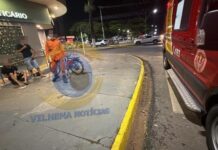 Carro atinge bicicleta elétrica e deixa dois adolescentes feridos no Centro de Vilhena