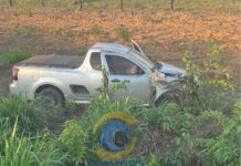 Jovem perde controle de camionete após manobra de caminhão e sofre acidente na BR-364