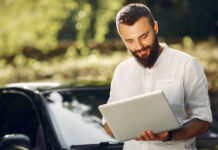 Como identificar divergências entre as características do carro e seus registros oficiais?